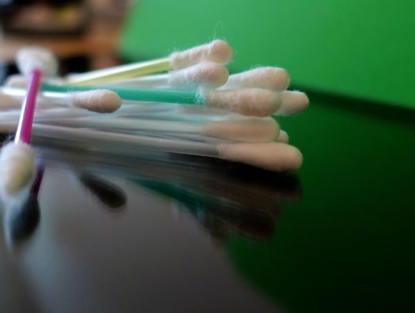 Plastic cotton buds